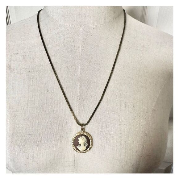 Gold tone cameo necklace - Picture 2 of 11